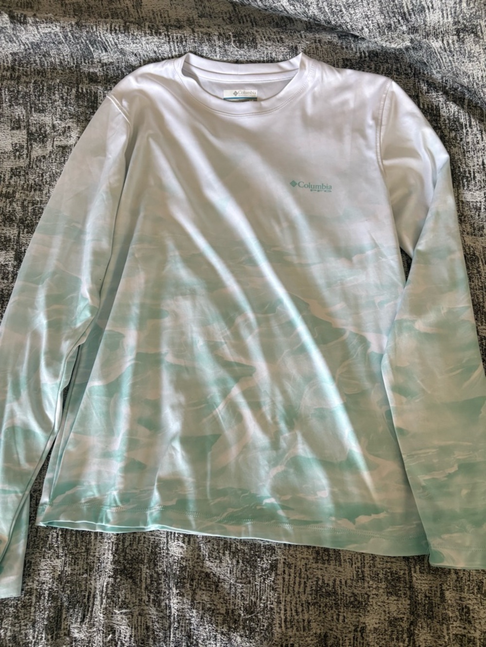 Columbia Women’s Fish Flow Super Tidal Shirt Size Small